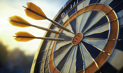 Dartboard mit Pfeilen