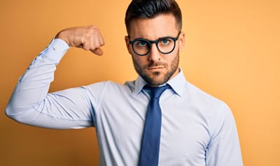 Mann im Hemd und Krawatte mit Powerpose